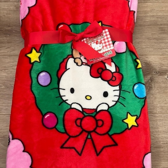 Hello Kitty red wreath Christmas blanket - Picture 3 of 4